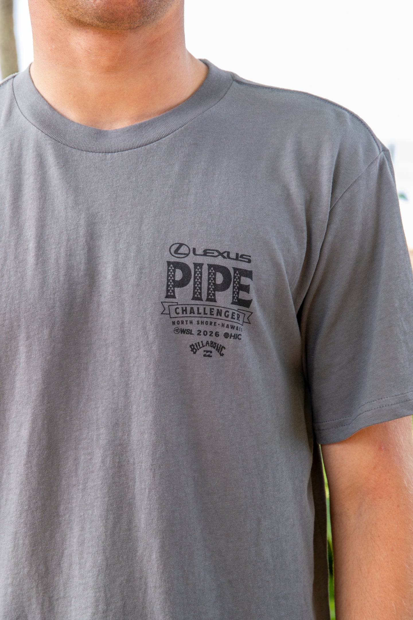 LEXUS PIPE CHALLENGER 2026 BIG BRADDAH TEE - CHARCOAL - Image 3